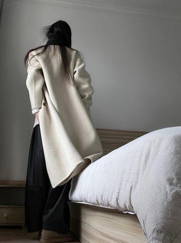 Actual shot of woolen coat, mid-length, lazy and loose woolen coat