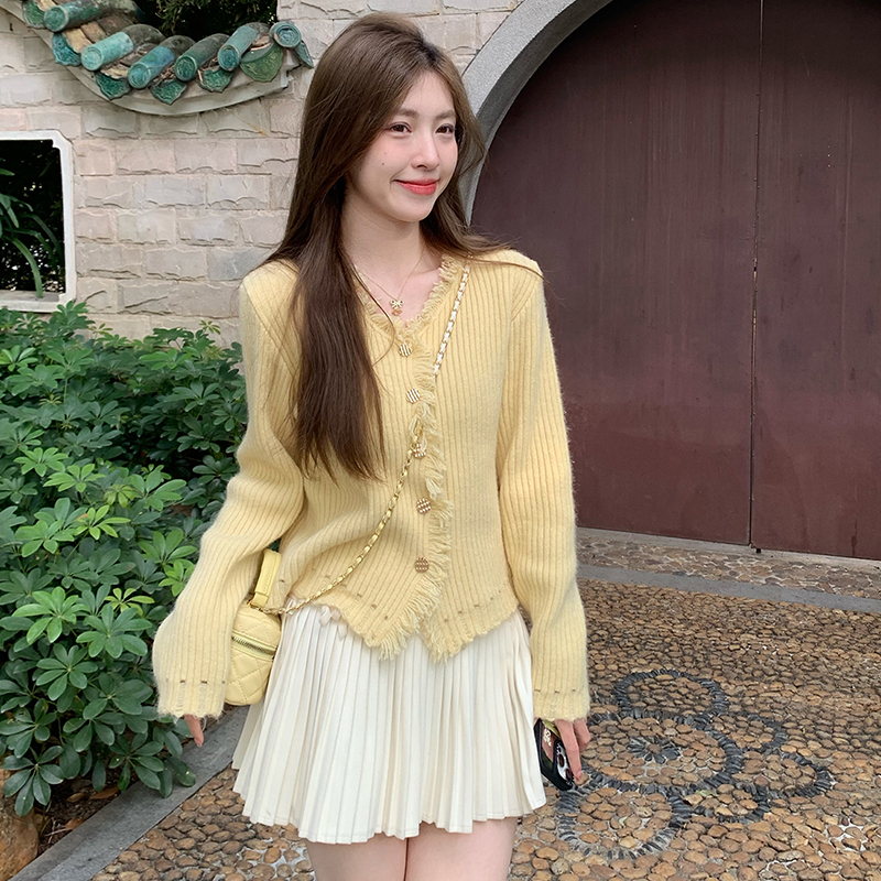 Designed v-neck sweater for women in autumn and winter 2024 new style fashionable lazy style knitted cardigan jacket