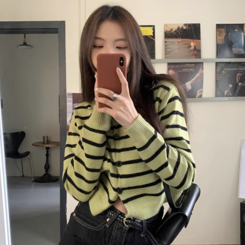 Official picture of green striped sweater, autumn inner layering top, lazy style long-sleeved cardigan