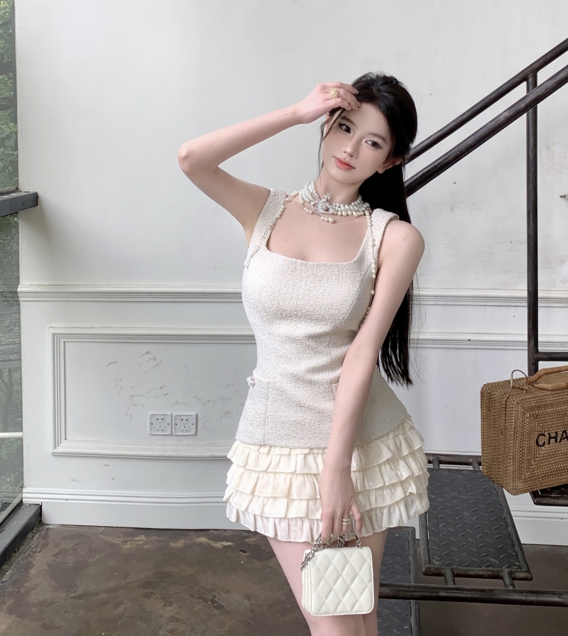Actual shot of white moonlight small fragrant square-neck camisole + temperamental high-waist belly-control cake skirt