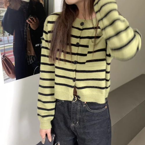 Official picture of green striped sweater, autumn inner layering top, lazy style long-sleeved cardigan