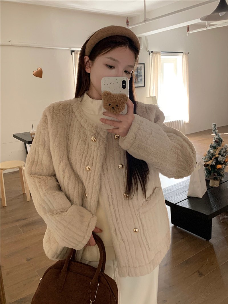Real shot of French high-end single-breasted round collar temperament small fragrance style fur all-in-one warm jacket