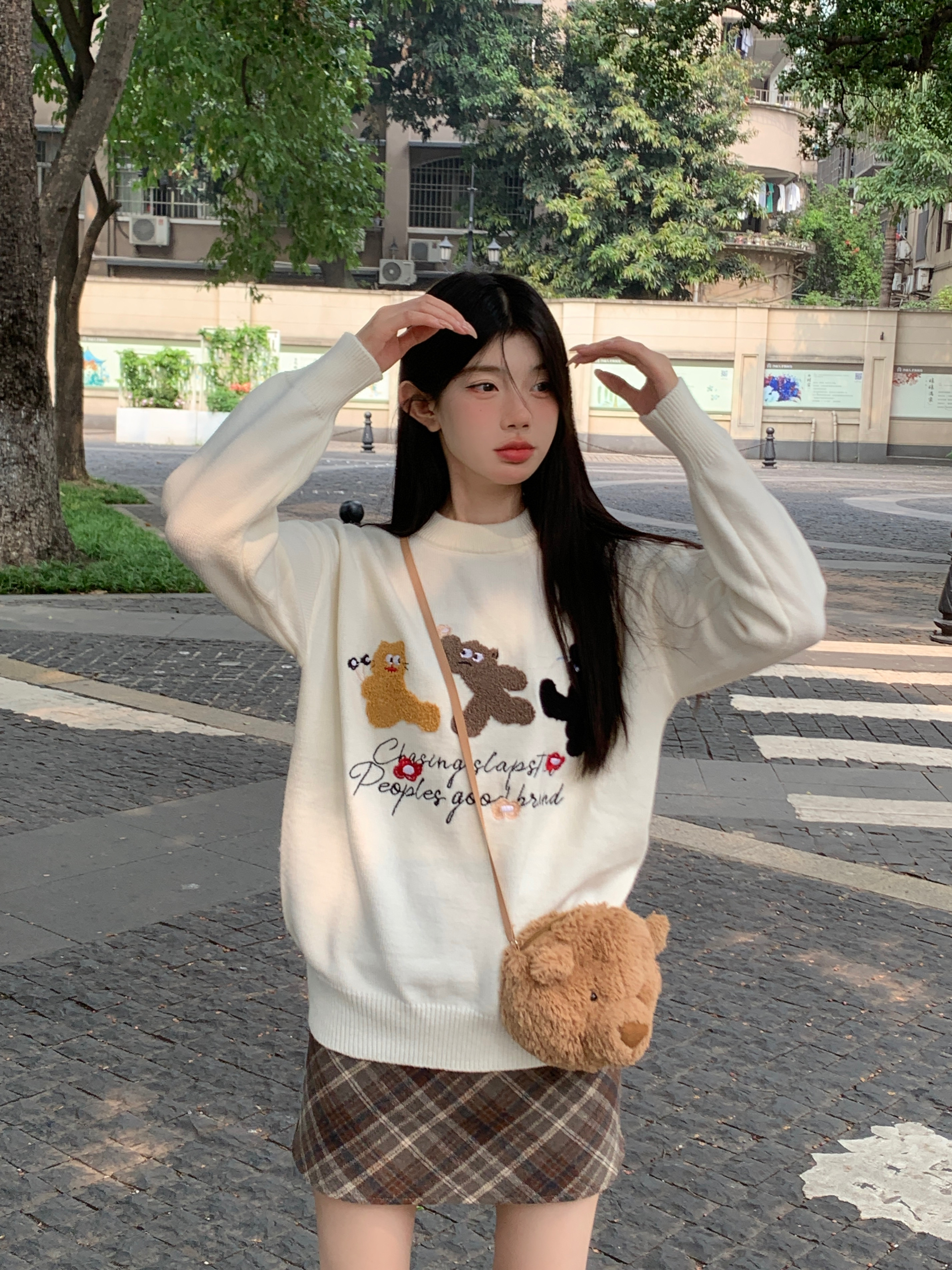 Real shot Bear embroidered loose round neck sweater autumn and winter warm, soft and waxy versatile top for age reduction