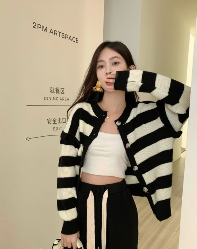 Real shot of striped sweater coat in autumn and winter, loose, warm, soft and waxy lazy style ruffled knitted cardigan