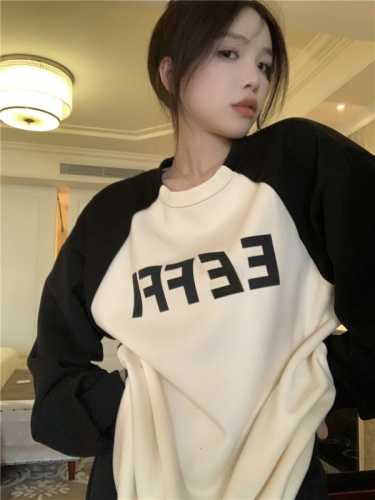 Actual shot ~ Loose raglan sleeves with contrasting lettering T-shirt printed long-sleeved top