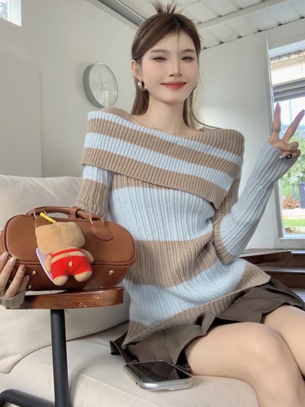Real shot of temperament suit, contrasting one-shoulder sweater, sweater, pleated skirt, retro hottie two-piece set