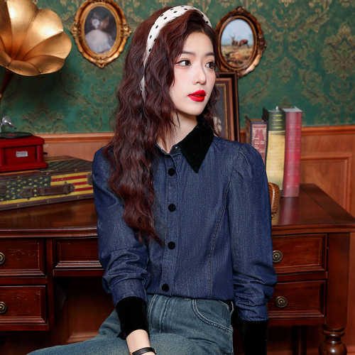 Real shot of fashionable contrasting color splicing velvet collar denim long-sleeved shirt for women with puff sleeves and loose design niche tops