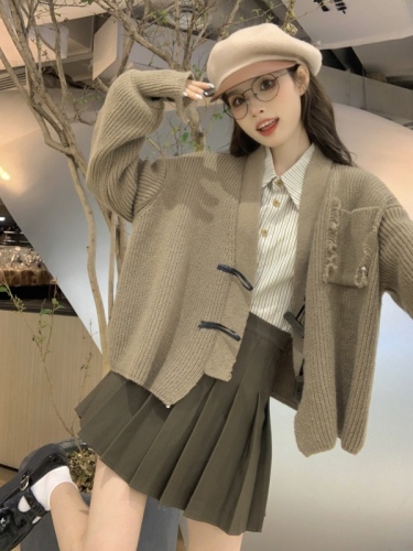 Real shot of retro thick brown sweater jacket with wooden buttons V-neck lazy chic cardigan autumn and winter suit