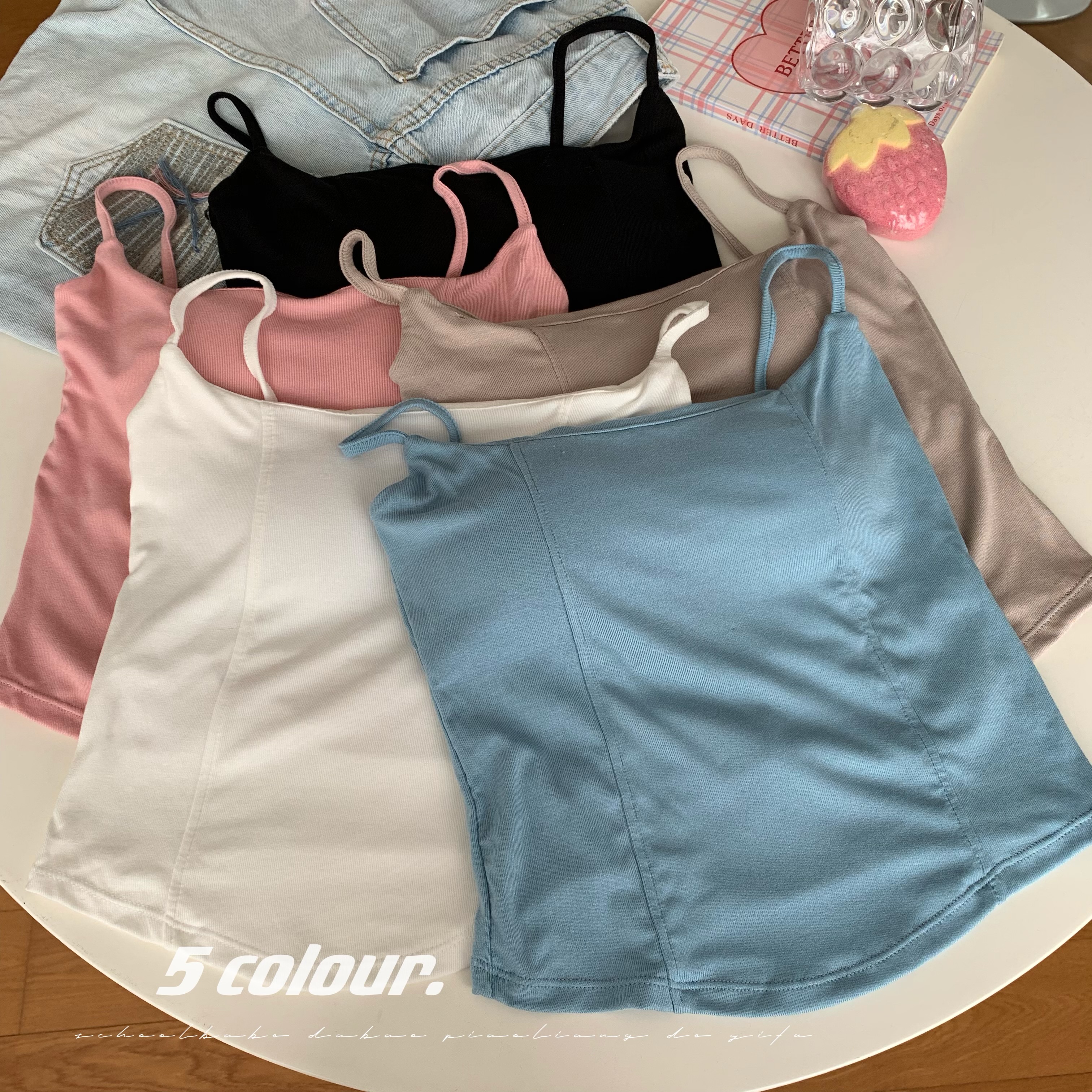 Real shots of hot girls wearing sexy camisole, slimming and slimming, spaghetti straps worn inside and outside, with breast pads for a beautiful back