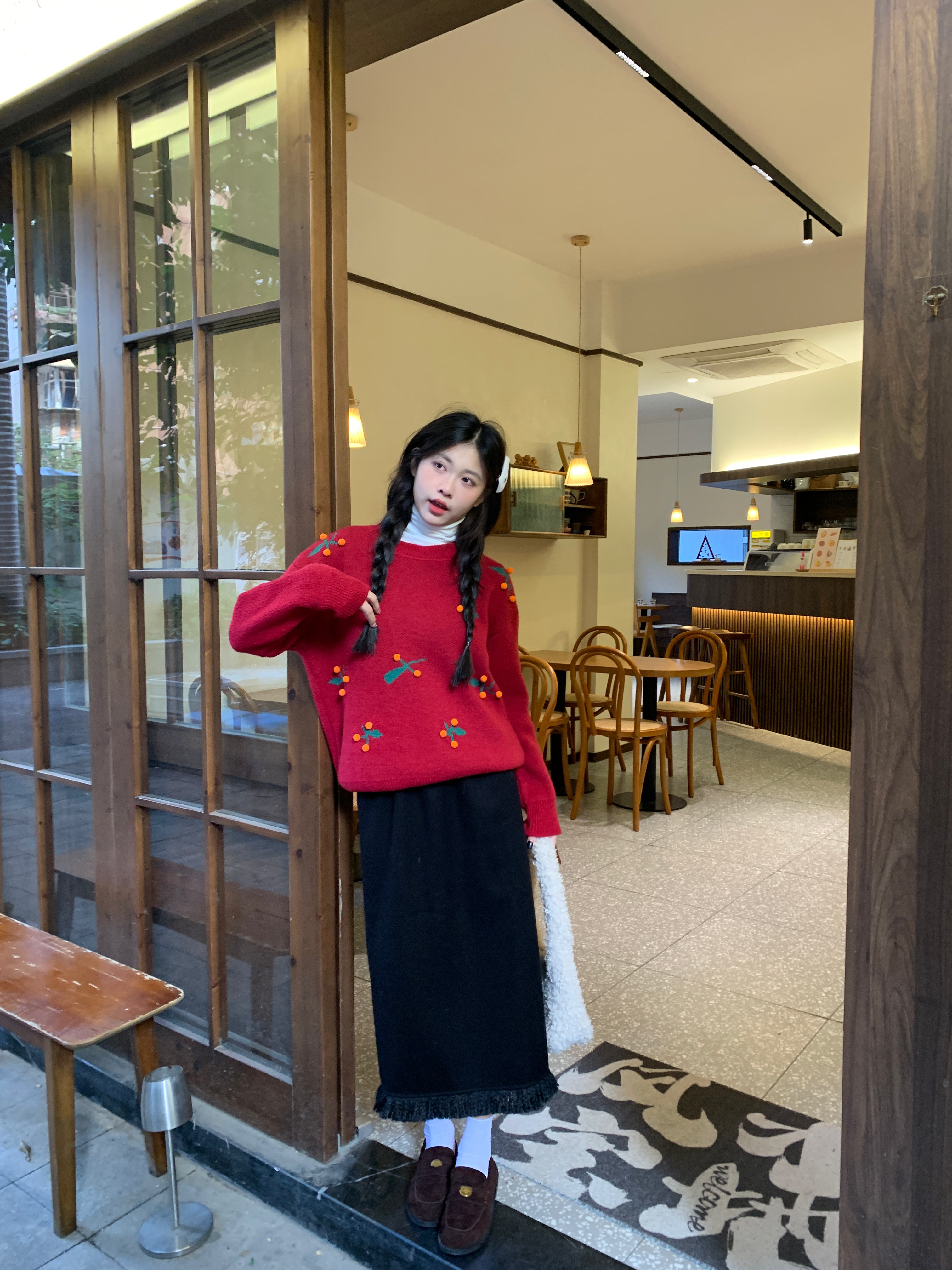 Real shot of soft and waxy retro Japanese red sweater for women in autumn and winter, lazy style, age-reducing and high-end cherry sweater