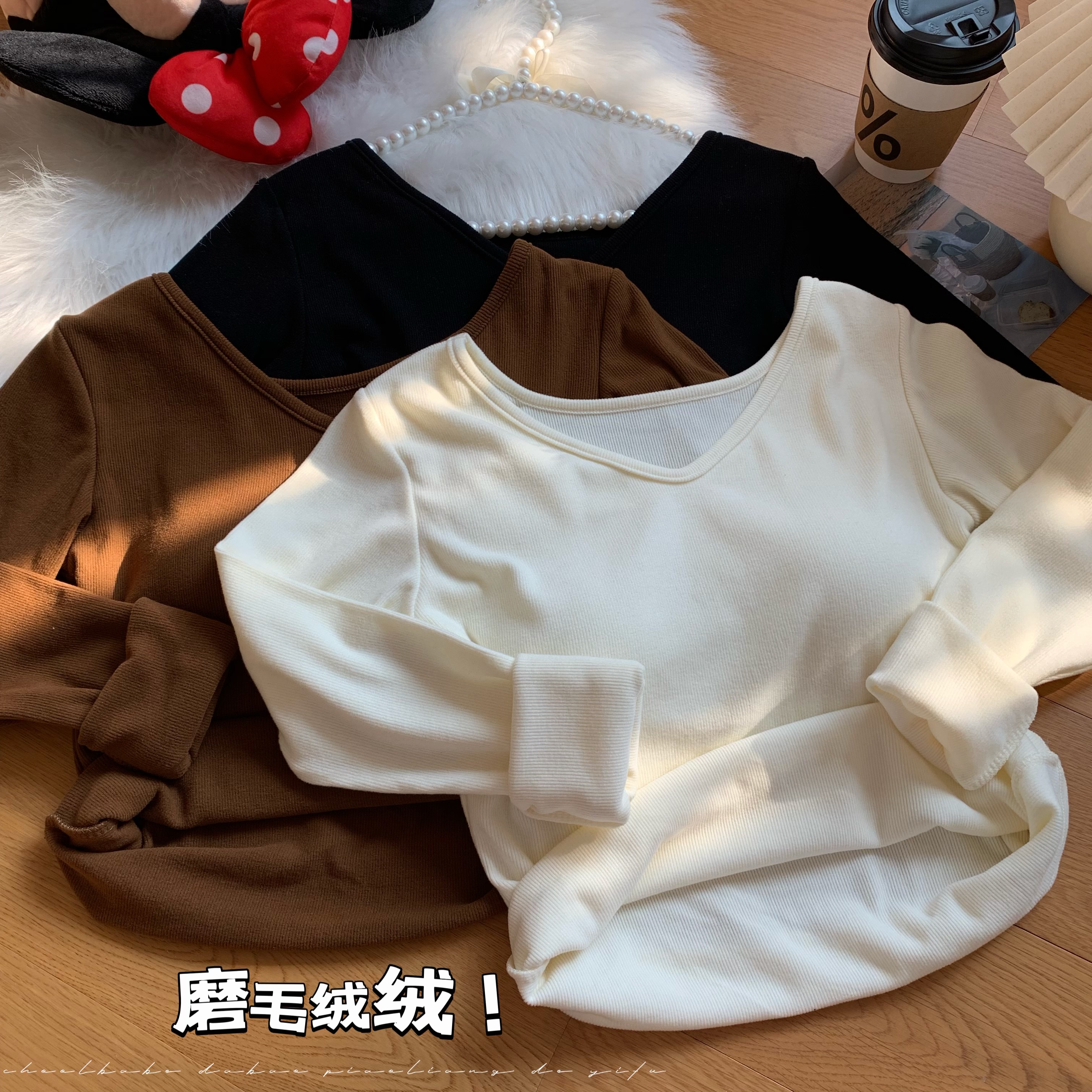 Real shot of warm brushed plus velvet thickened V-neck sweater with inner clavicle base layer and slim long-sleeved top