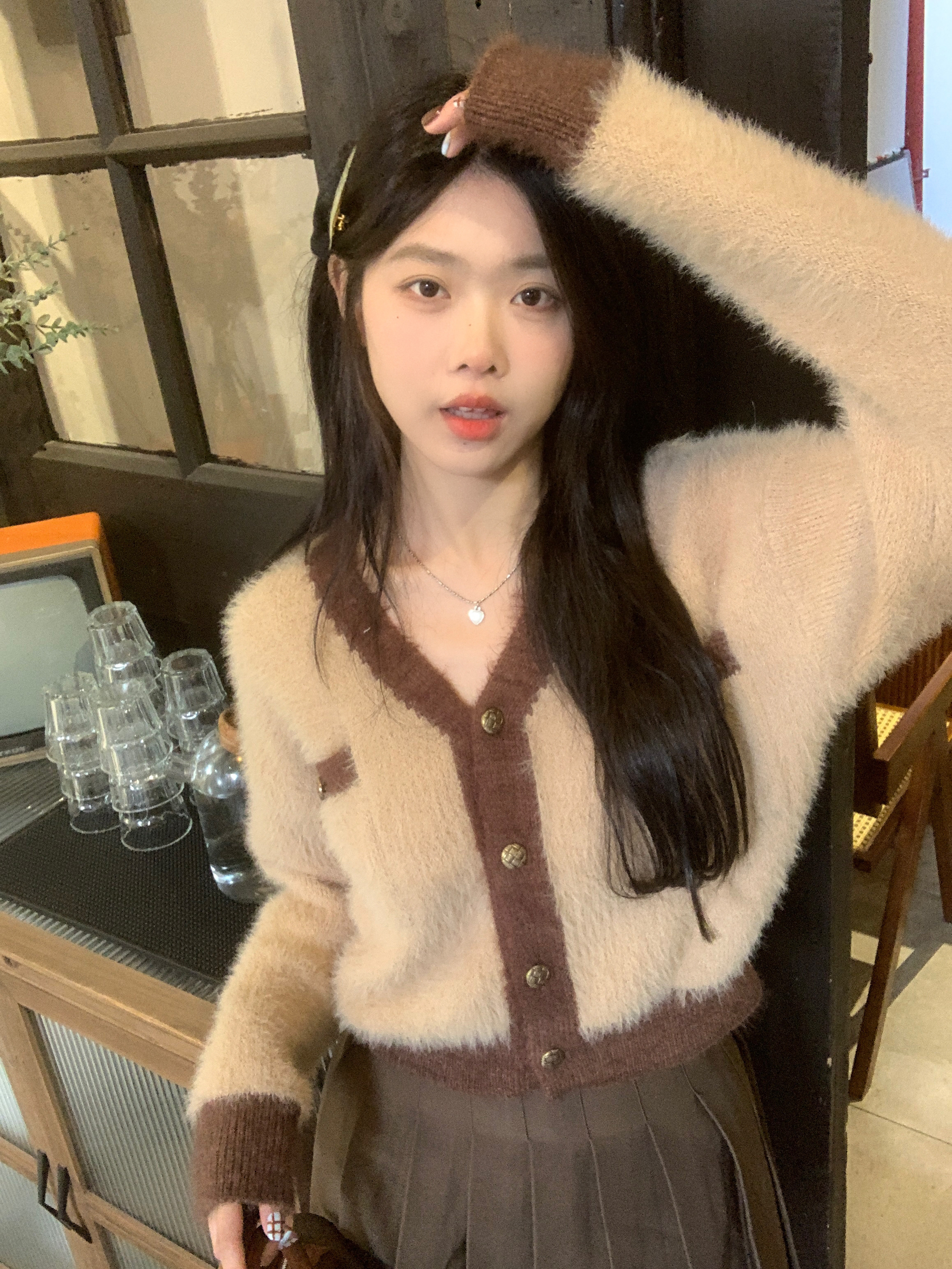 Real shot suit contrasting color V-neck plush long-sleeved sweater for women winter short sweater top