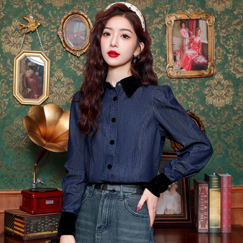 Real shot of fashionable contrasting color splicing velvet collar denim long-sleeved shirt for women with puff sleeves and loose design niche tops