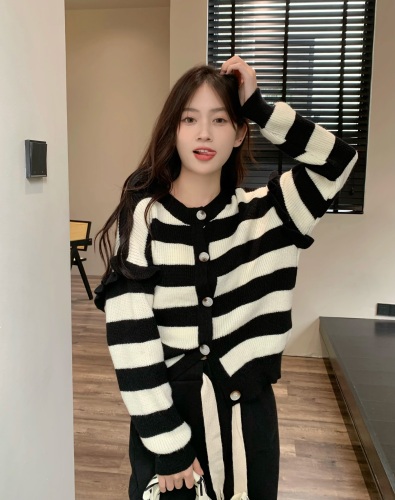 Real shot of striped sweater coat in autumn and winter, loose, warm, soft and waxy lazy style ruffled knitted cardigan