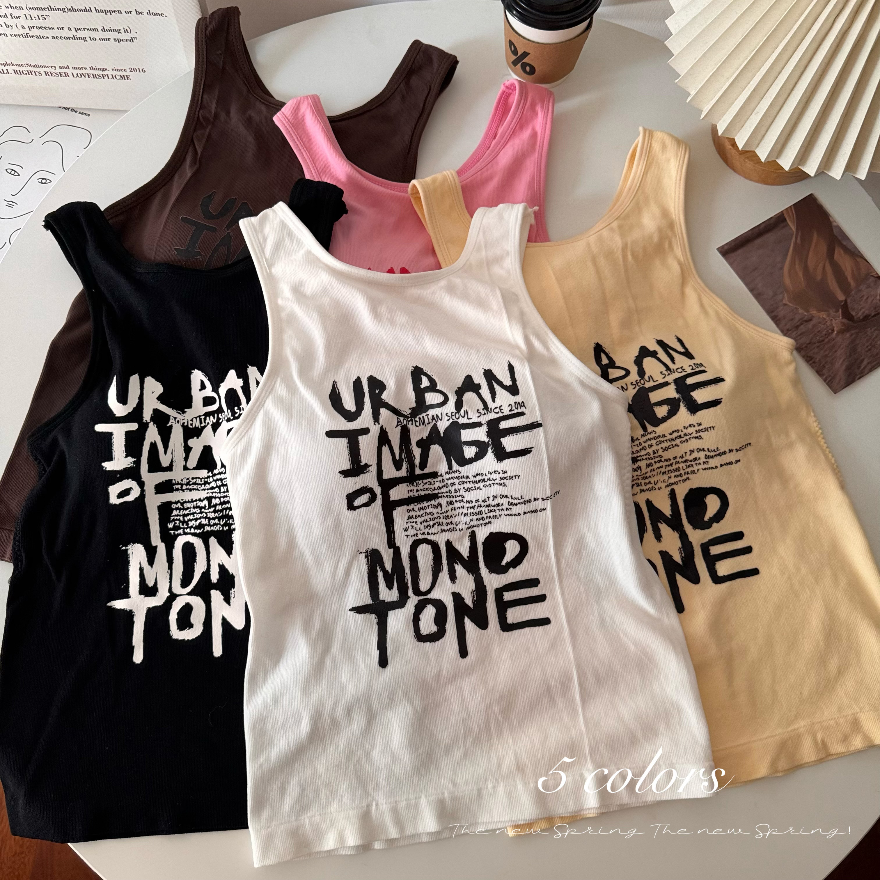Actual shot of spring and summer printed letters inside a small camisole for women with a slim and beautiful back, a tube top worn outside and wrapped around the chest