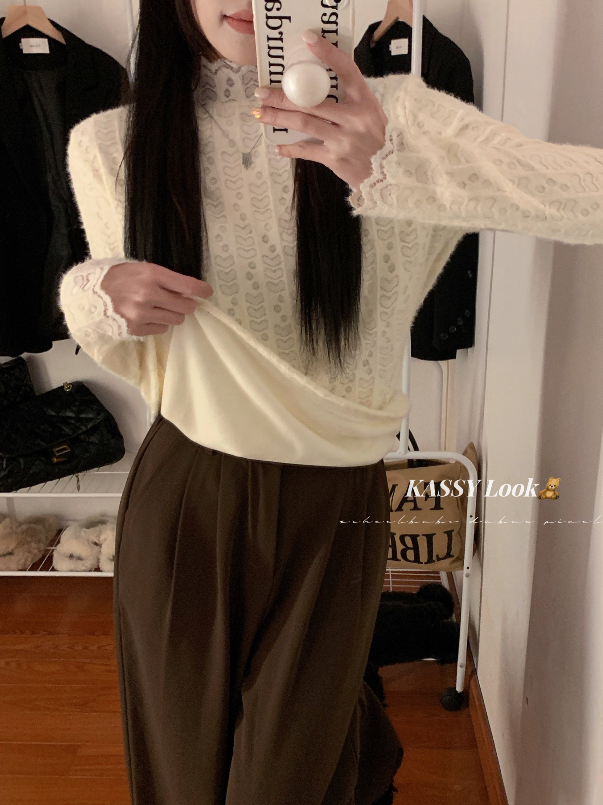 Actual shot of a versatile fall and winter love velvet lace base layered with long-sleeved hollow, gentle and western-style top