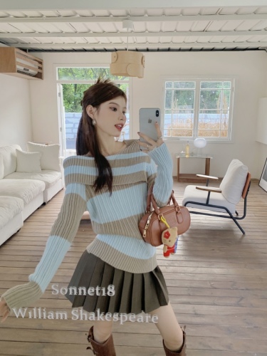 Real shot of temperament suit, contrasting one-shoulder sweater, sweater, pleated skirt, retro hottie two-piece set