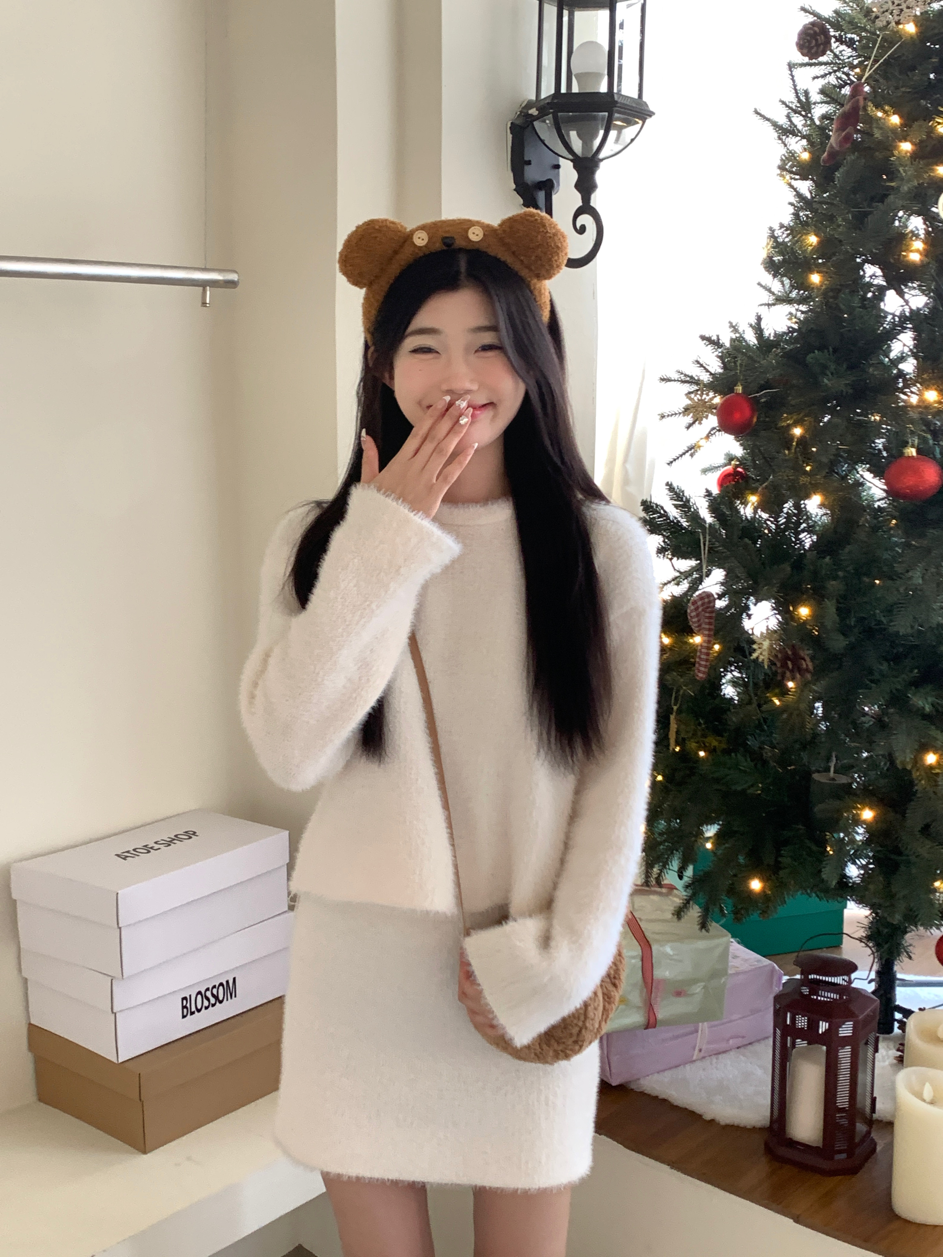Actual shot of solid color, versatile, plush, short, slim-fitting pullover sweater, high-waist slimming hip skirt