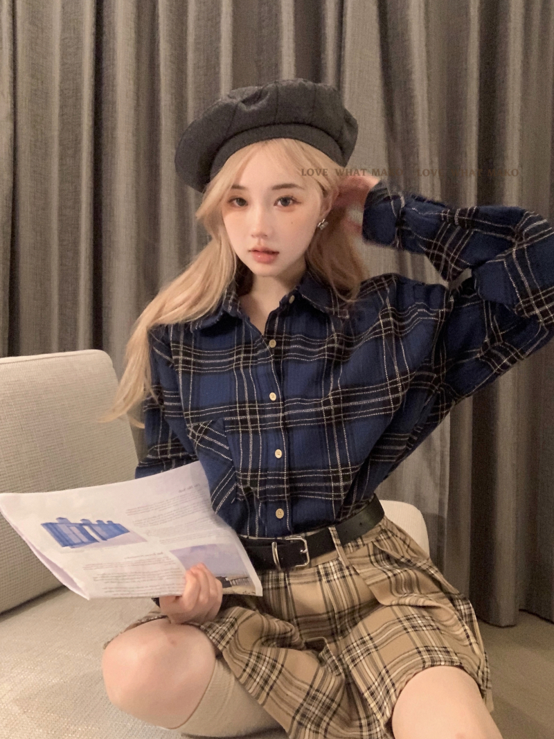 Real shot of retro thickened lazy style cardigan sweater + American plaid long-sleeved shirt + hot girl pleated skirt