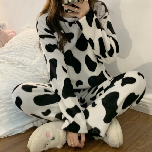 Real shot Korean cartoon soft coral velvet thickened warm pajamas black and white cow home clothes set for women