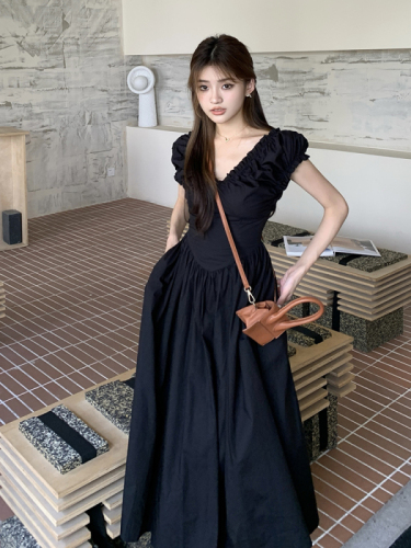 Actual shot of 2024 summer new style French waist dress women's design backless black and white v-neck puff sleeve long dress