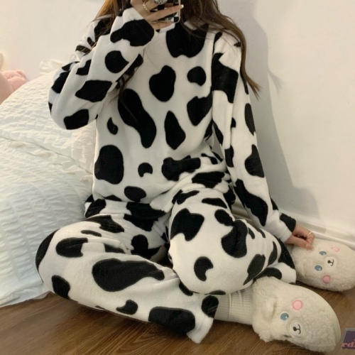 Real shot Korean cartoon soft coral velvet thickened warm pajamas black and white cow home clothes set for women