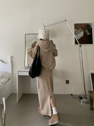Real shot!  Comfortable plus velvet and thickened simple sweatshirt and skirt suit hooded age-reducing casual two-piece set