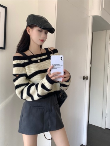 Design niche contrasting color striped long-sleeved sweater women's autumn new temperament discreet off-shoulder short top