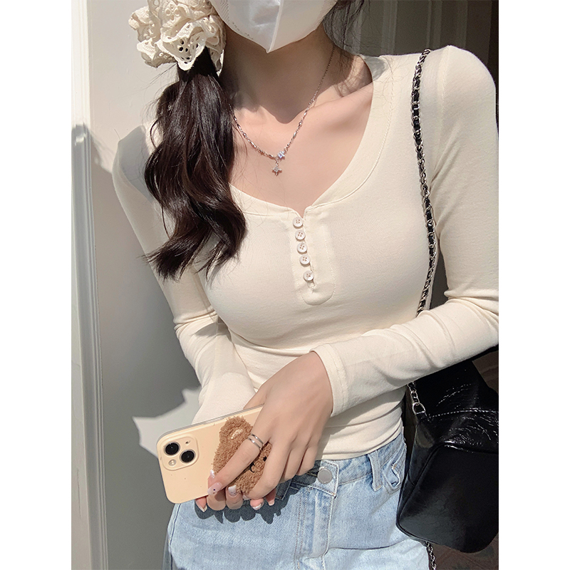 Real shot of U-neck tight-fitting sweet long-sleeved T-shirt for women in spring and autumn with button-in inner top and short bottoming