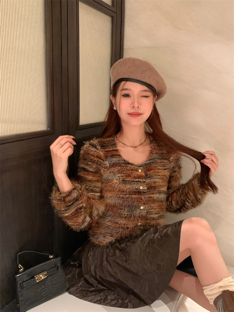 Already shipped Xiaoxiangfeng soft and waxy long-sleeved sweater for women autumn short striped design elegant sweater cardigan