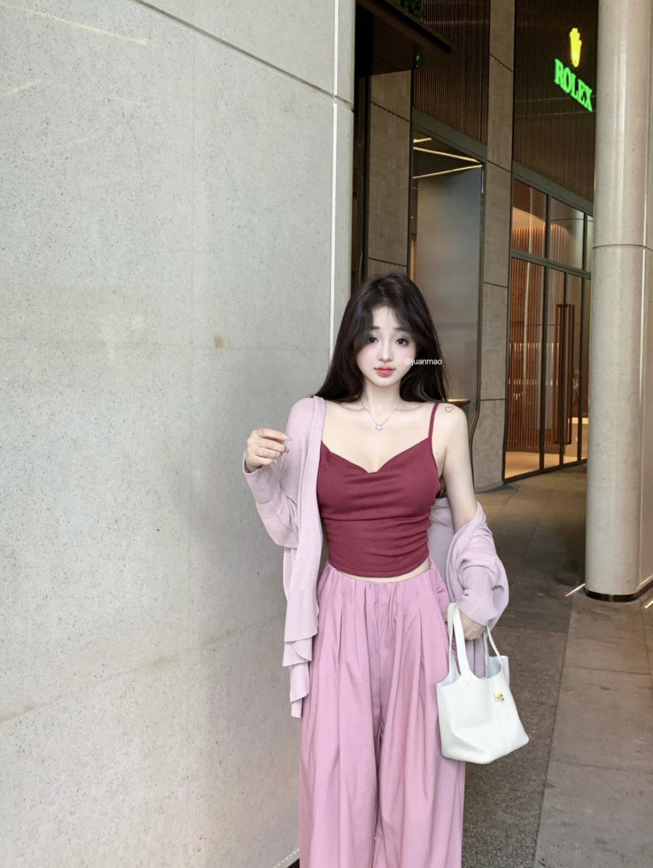 Actual shot of the new model. A must-have cinnabar pink cardigan and suspenders and wide-leg pants three-piece set for whitening.