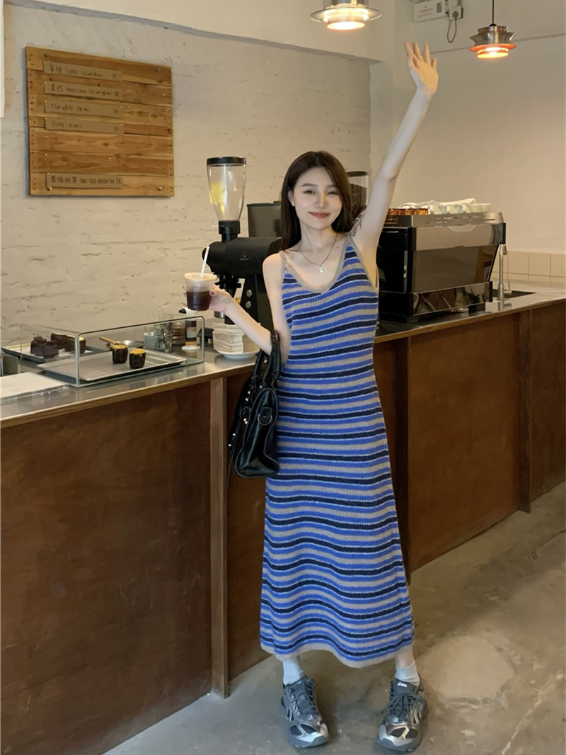 已出貨 條紋針織吊帶連衣裙女裝早秋妹v領寬鬆氣質中長款裙子