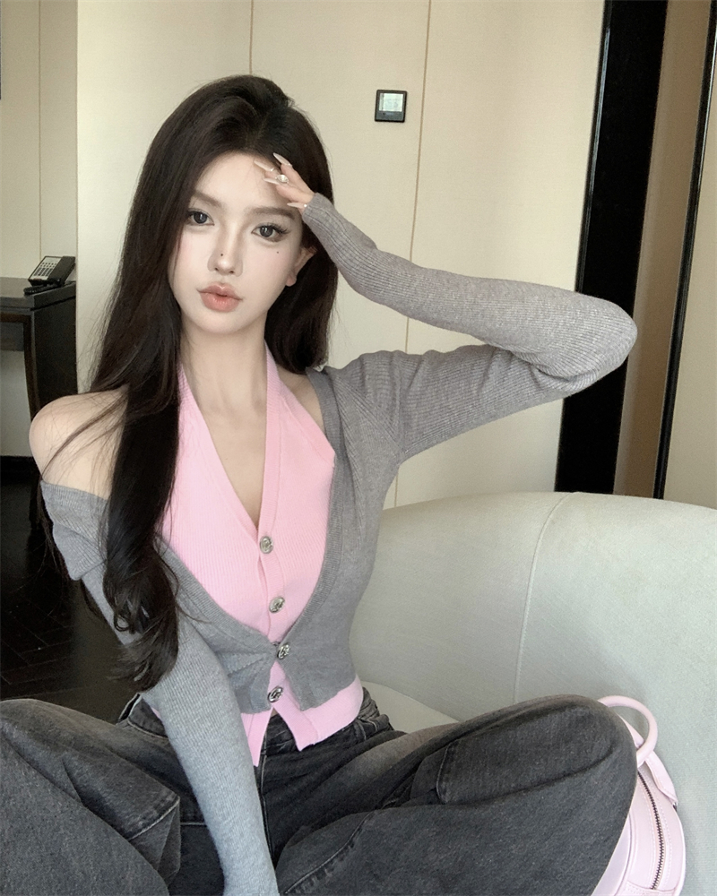 Fake two-piece halter neck knitted cardigan women's design niche slim short chic contrasting color top has been shipped
