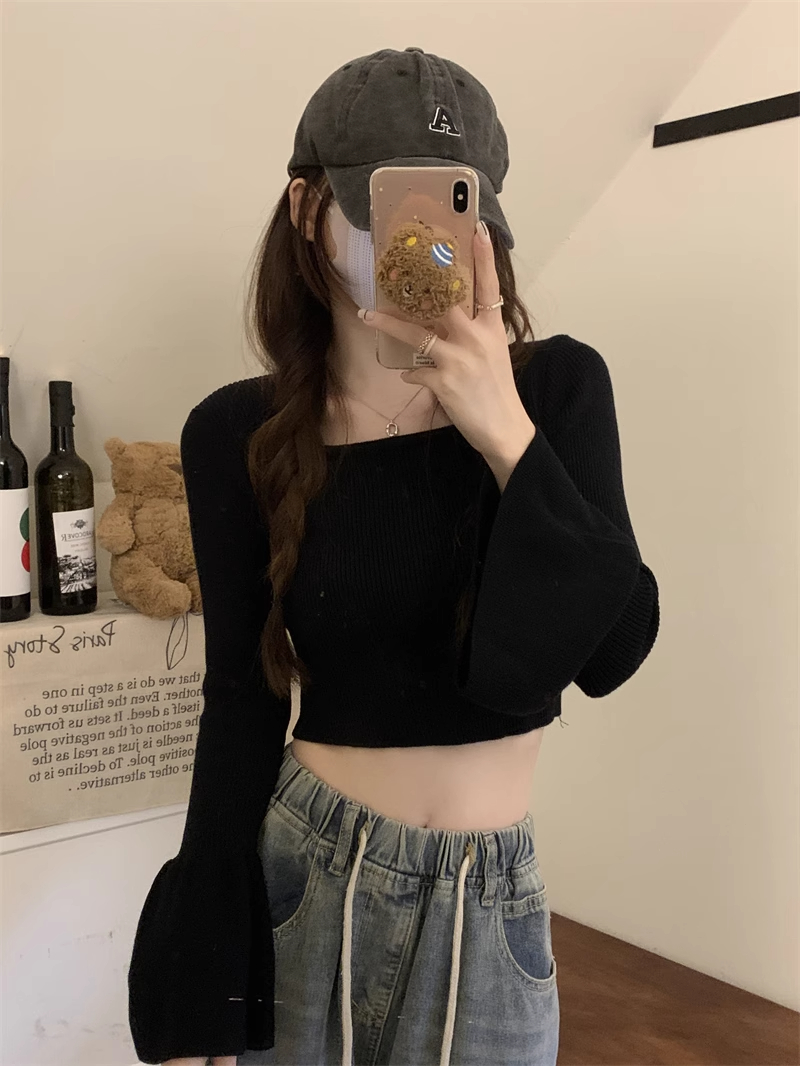 已出貨 設計感喇叭袖方領針織衫女秋季修身短款內搭打底氣質上衣