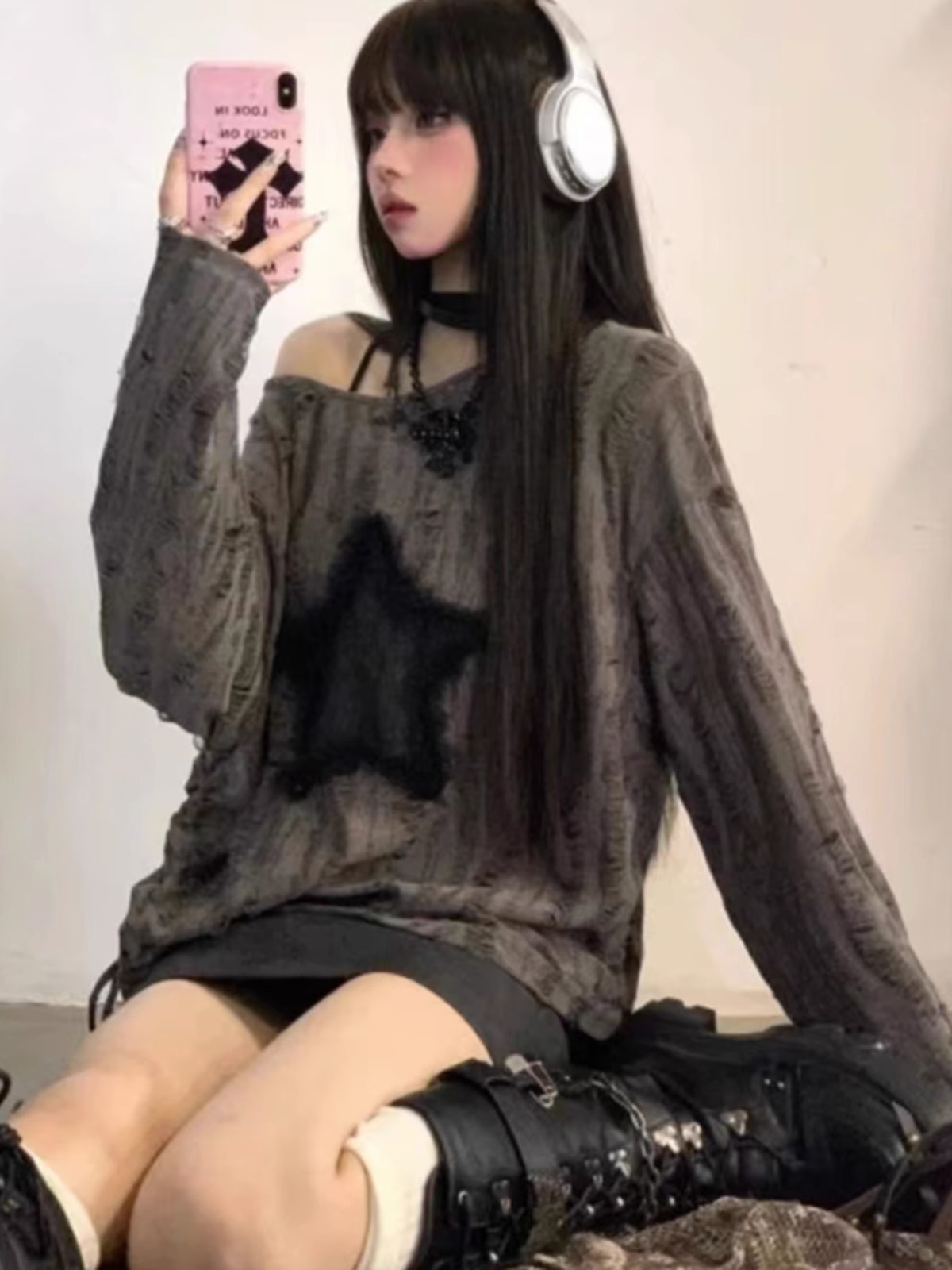 Already shipped Korean college style gray round neck long-sleeved T-shirt for women, lazy style loose hole star top for women