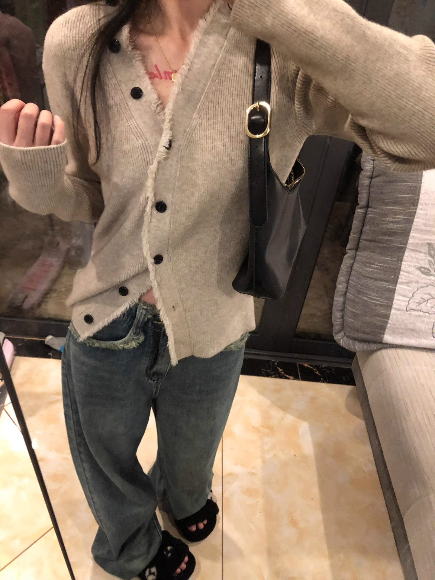 Already shipped V-neck knitted cardigan sweater jacket design niche slim chic sweet spicy long-sleeved top
