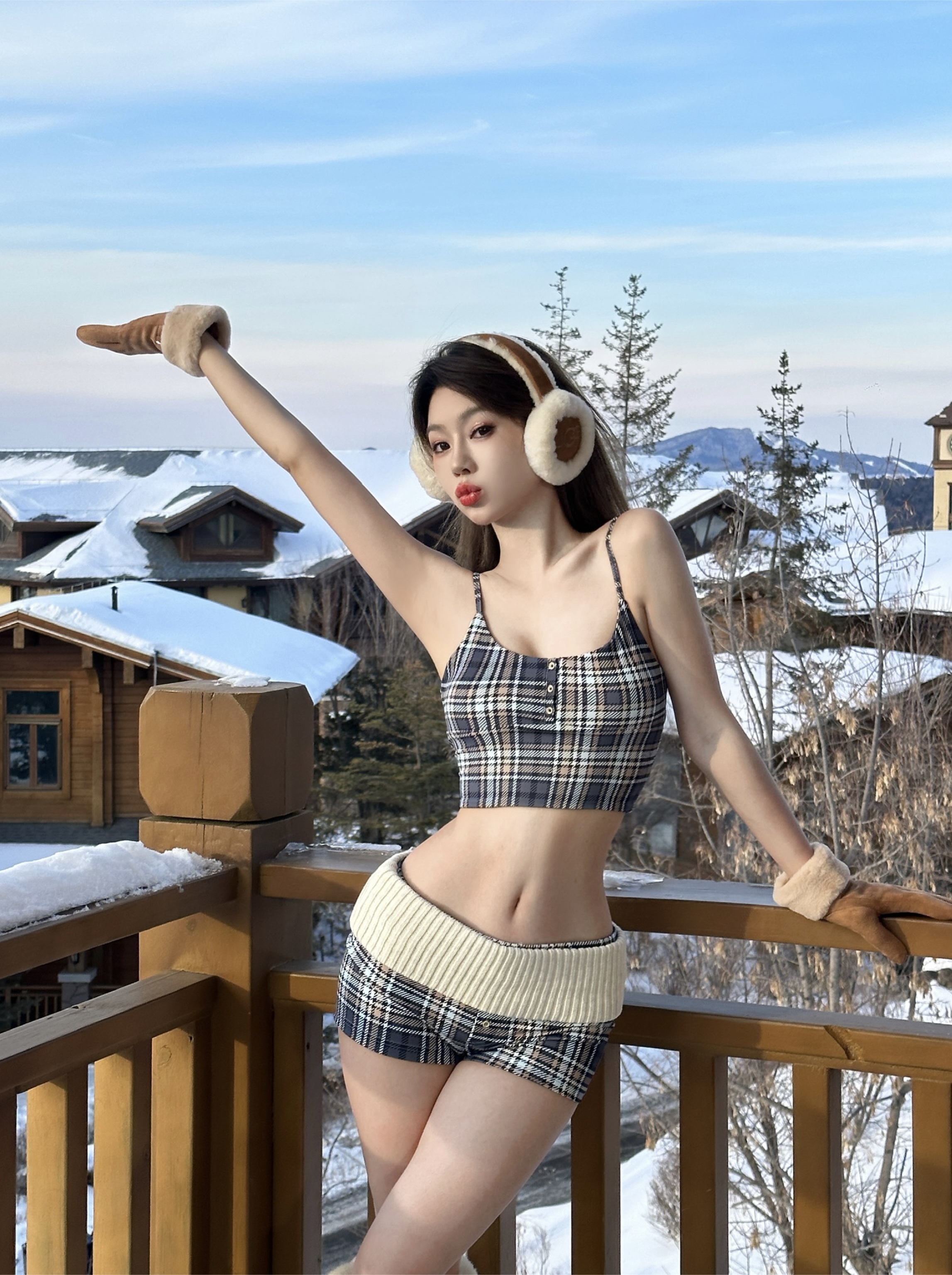 Real shot of sweet and spicy sports yoga suit for girls, comfortable and versatile vest, shorts and casual pants