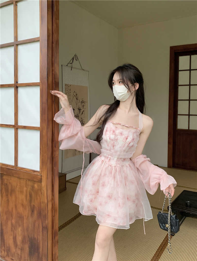 Real shot of encountering the sea of ​​flowers~New pink rose chiffon halter neck dress and cardigan two-piece set