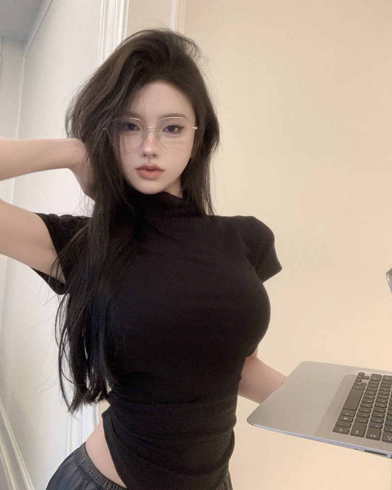 已出貨  簡約風半高領短袖T恤女甜辣妹設計感修身顯瘦短款上衣女