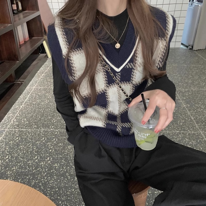 Retro plaid knitted vest for women in spring and autumn, early spring layering, college style v-neck waistcoat, lazy sweater vest