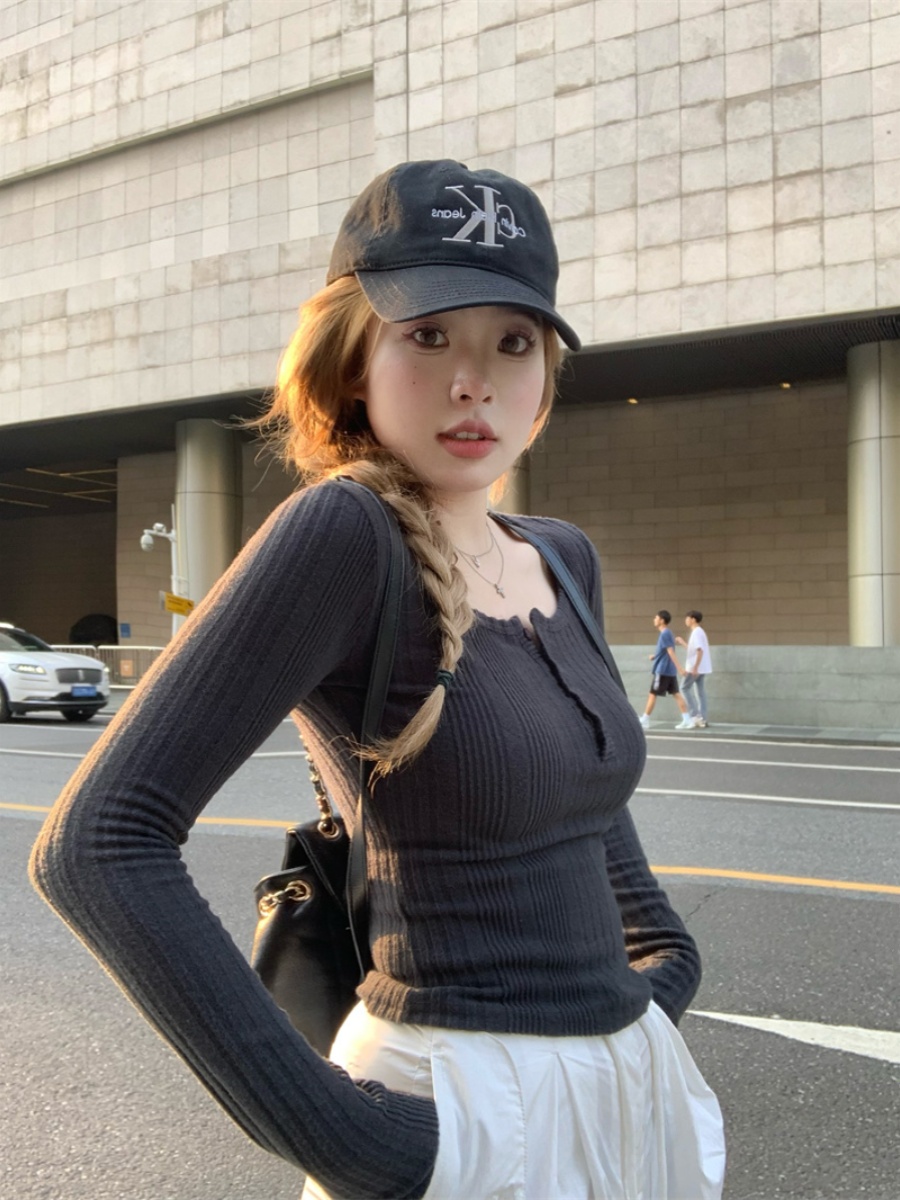 純欲風灰色坑條長袖T恤女2024冬季設計感緊身短款打底衫內搭上衣