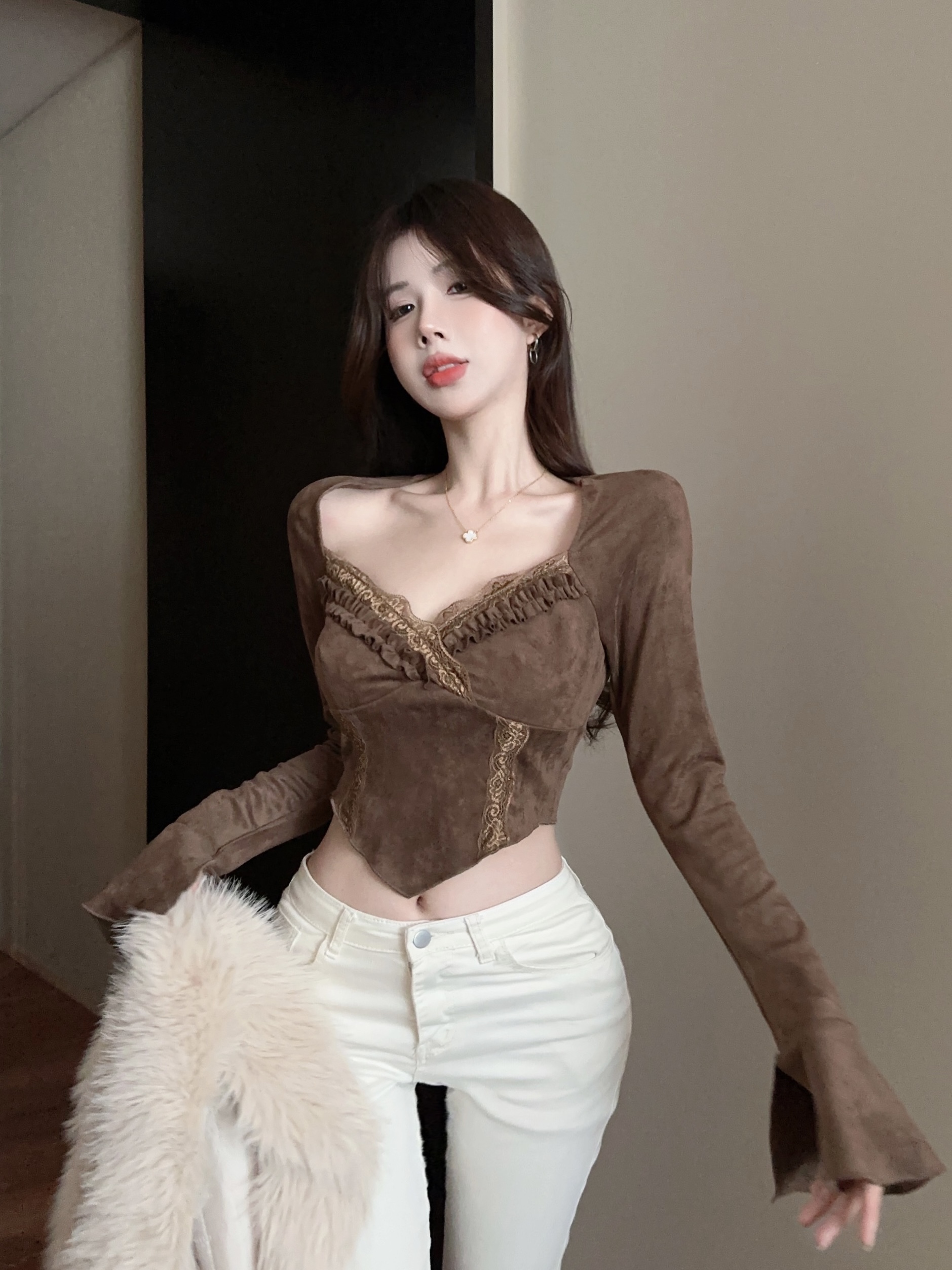 Real shot of sexy low V-neck lace splicing trumpet sleeve hot girl slim short crop top for women