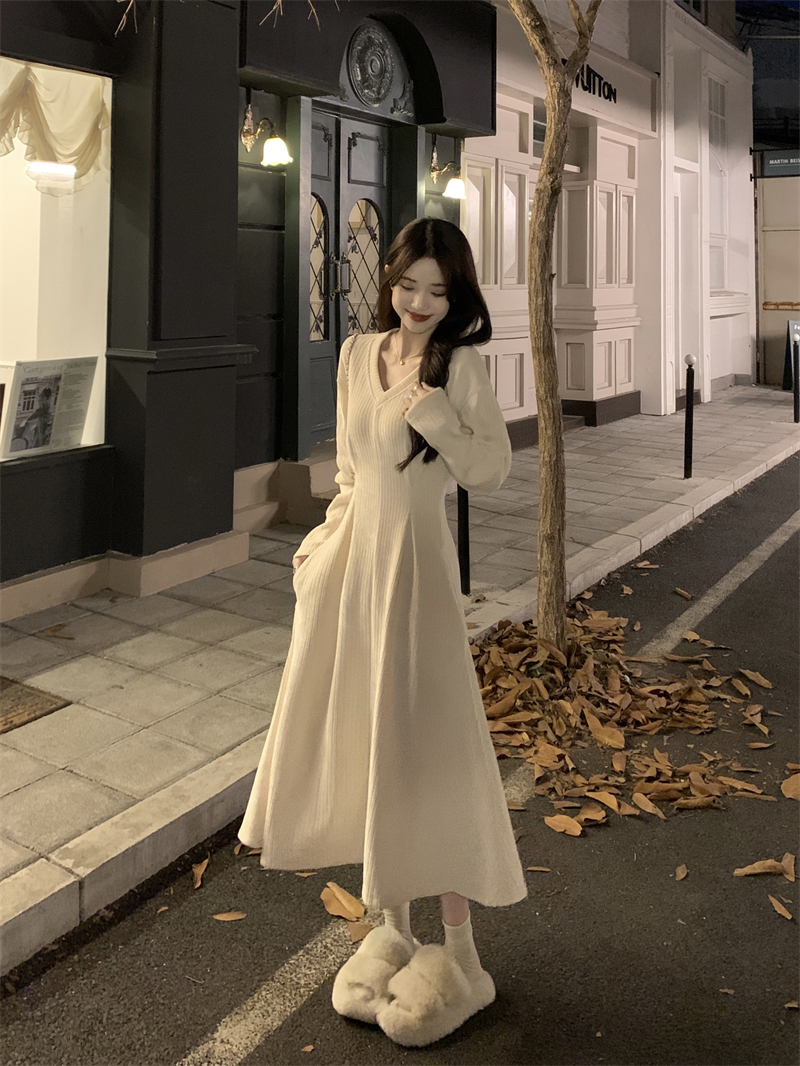 實拍~V領赫本風法式連衣裙收腰顯瘦復古氣質女神范長裙