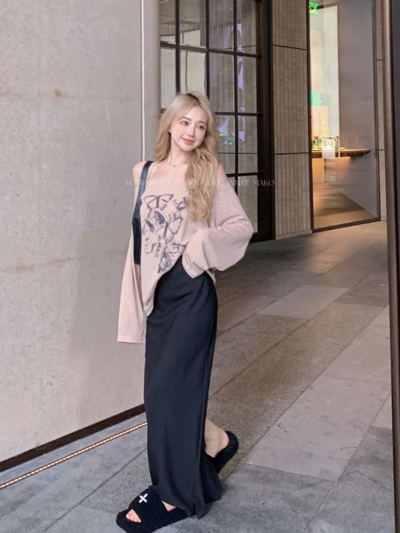 Early autumn new style loose and lazy one-shoulder top + high-waisted drapey A-line long skirt