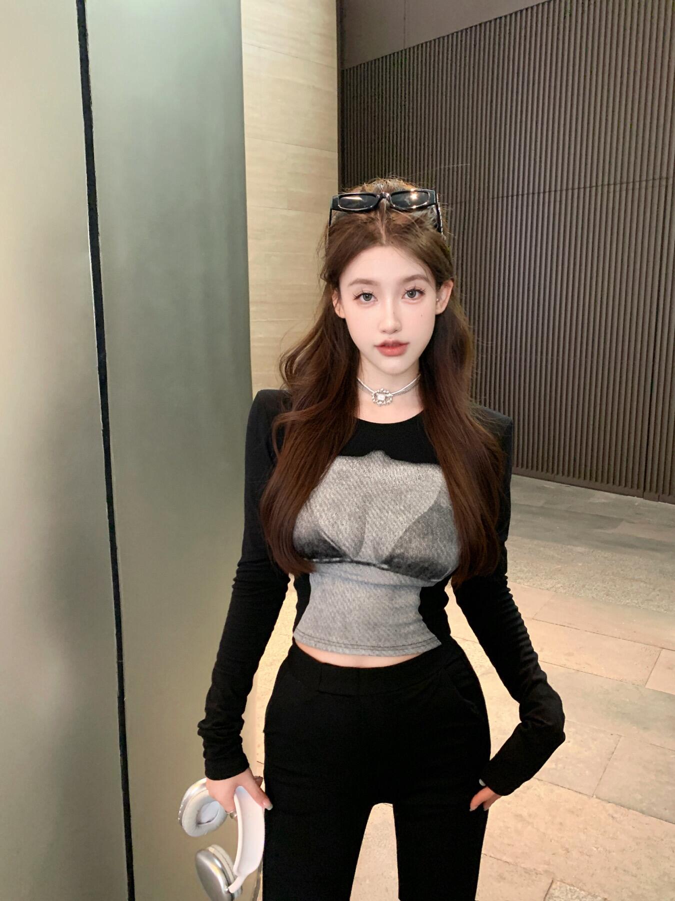 Real shot of tight-fitting hot girl slimming printed shoulder pads, right shoulder long-sleeved stretch bottoming shirt top