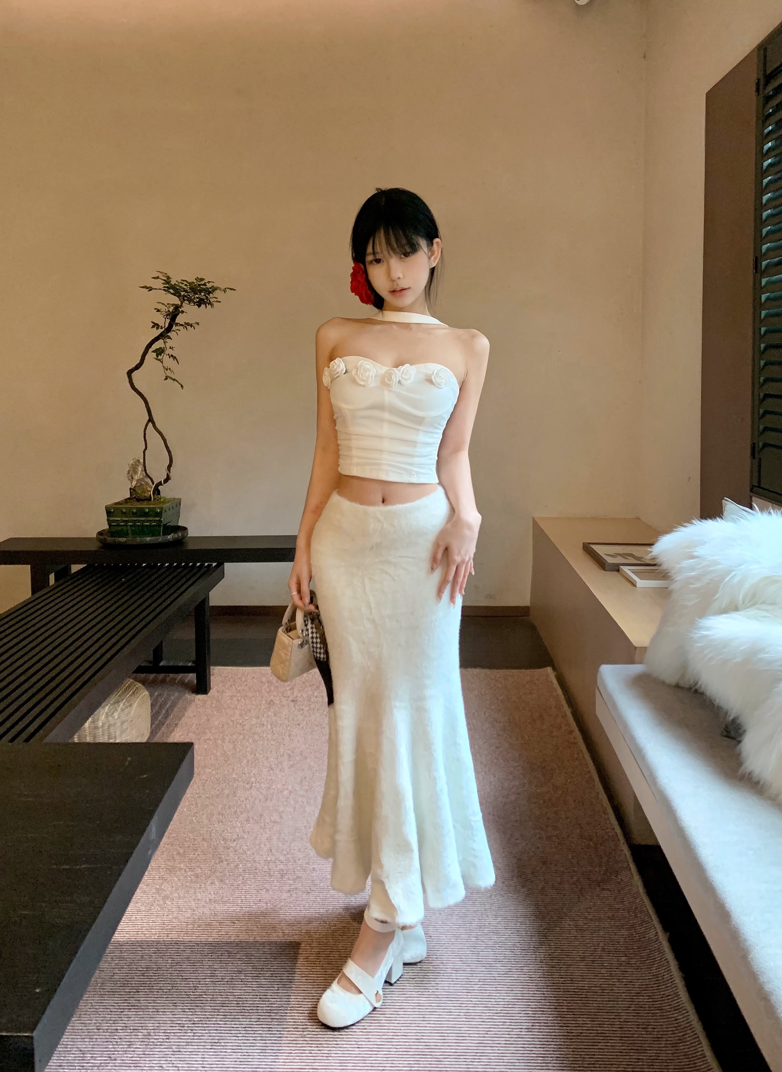 Real shot of chic three-dimensional rose-decorated halterneck vest for women to wear inside and outside, slimming high-waisted short top