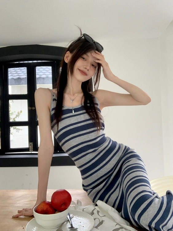 已出貨 辣妹條紋吊帶連衣裙純欲裙子無袖收腰修身顯瘦包臀長裙