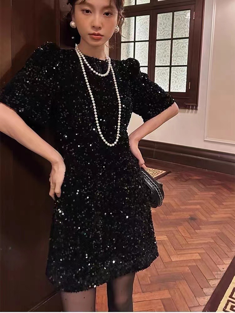 區區歐陽 亮片露背連衣裙女春季新款收腰修身顯瘦短裙高級感裙子