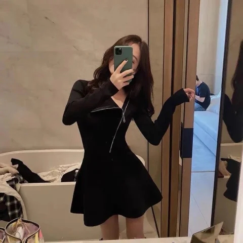 2024春裝新款淑女小黑裙收腰顯瘦名媛風不規則短裙女斜領連衣裙