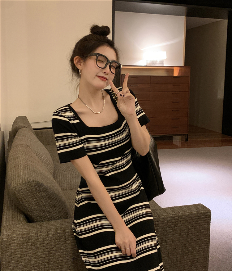 條紋方領短袖連衣裙女夏薄款針織復古修身收腰中長款一步包臀裙子